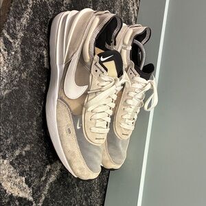 Nike white/ black Waffle ONE men’s size 9.5 running shoe